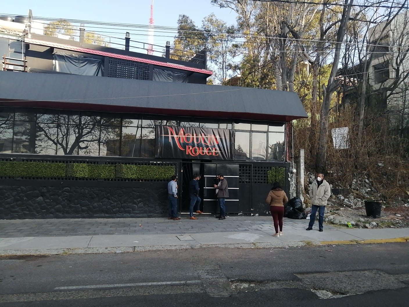 ¡Bar Mouline Rouge opera fuera de los horarios permitidos!