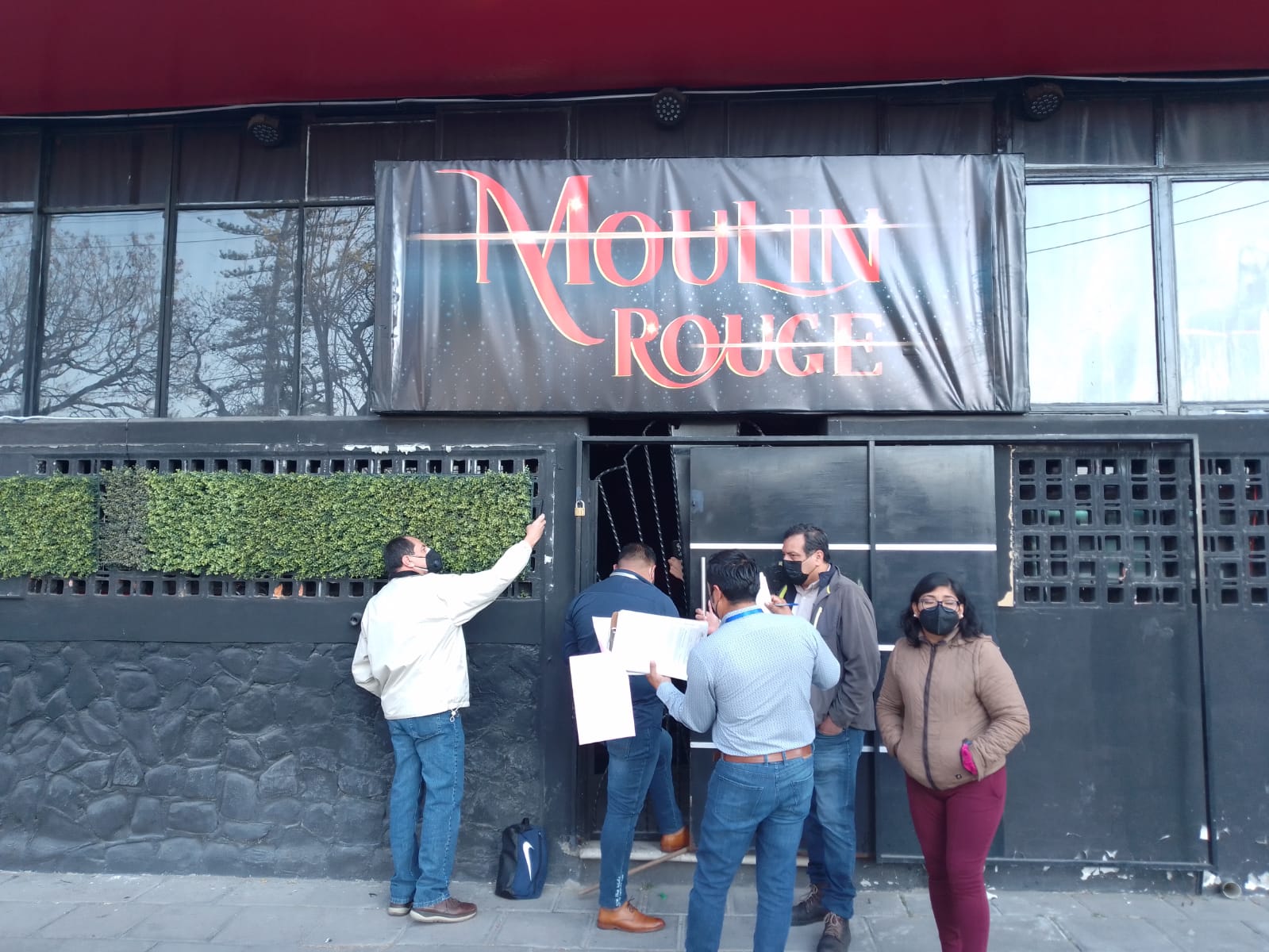 ¡Bar Mouline Rouge opera fuera de los horarios permitidos!
