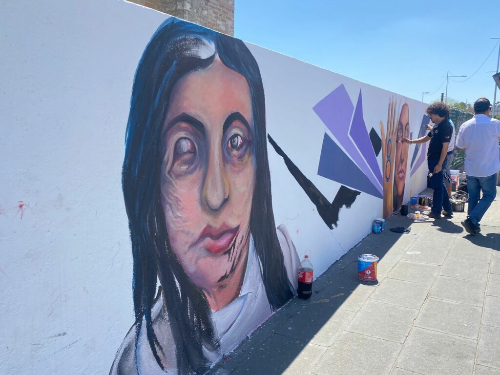 Plasman en mural rostros de víctimas de Ley Ácida en Puebla