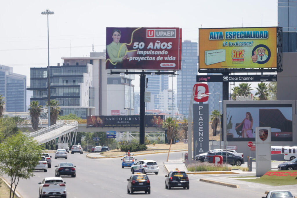 Retiran espectaculares de Nacho Mier del Periférico y zona metropolitana  