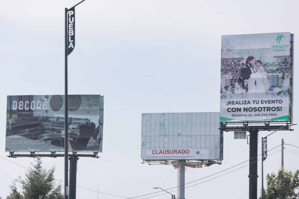 Retiran espectaculares de Nacho Mier del Periférico y zona metropolitana  